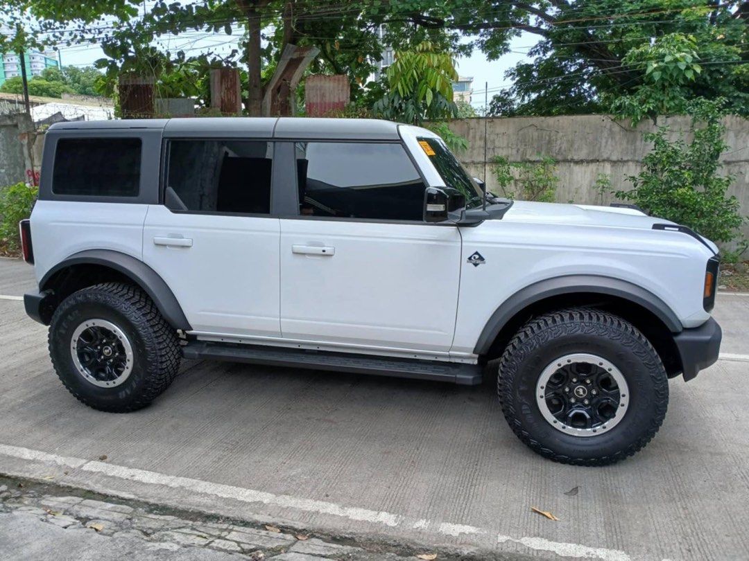 Ford Bronco Outer Banks Auto (Category: Used Cars) located in Cebu City. Submitted by j_scars (Listing ID 1381295752, Image 1). Description: 2024 Ford Bronco Outer Banks 💸 Price: PHP 4,900,000 (Negotiable for serious buyers) 🧾 Mileage: 1,113 KM only 🏷️ Color: Oxford White ⚙️ Engine: 2.7L EcoBoost Gasoline | 4WD | 10-Speed Automatic 🏢 Origin: Local unit bought from Ford dealership 📄 Registered: Yes | Complete OR/CR 📌 Unit is in Cebu City – v