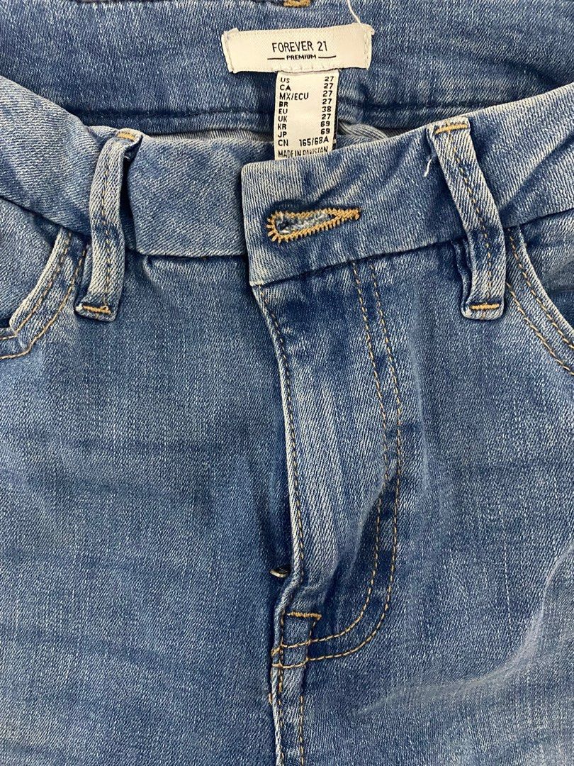 Forever 21 flare jeans size 27 (Category: Jeans) located in Manila. Submitted by unexpensivethings (Listing ID 1381419809, Image 3). Description: Slightly nego Soft jean Accentuate hips more Size 27 Kasya 27-28 very stretchy and soft jeans Minor issue: encircled at pic Bought it for 1200 selling for 400 Rfs di na kasya.