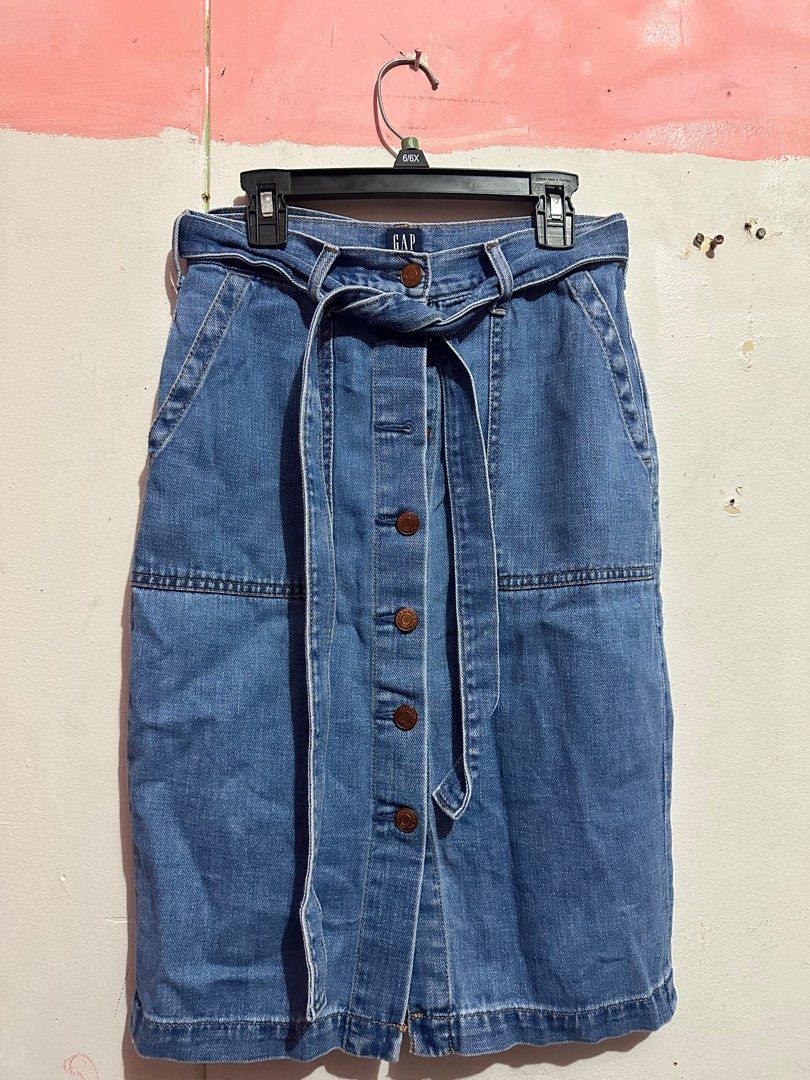 GAP FOR WOMEN SKIRT (Category: Skirts) located in San Juan City. Submitted by kc.collection (Listing ID 1381386674, Image 1). Description: Size: 25-26 kasya No flaws .