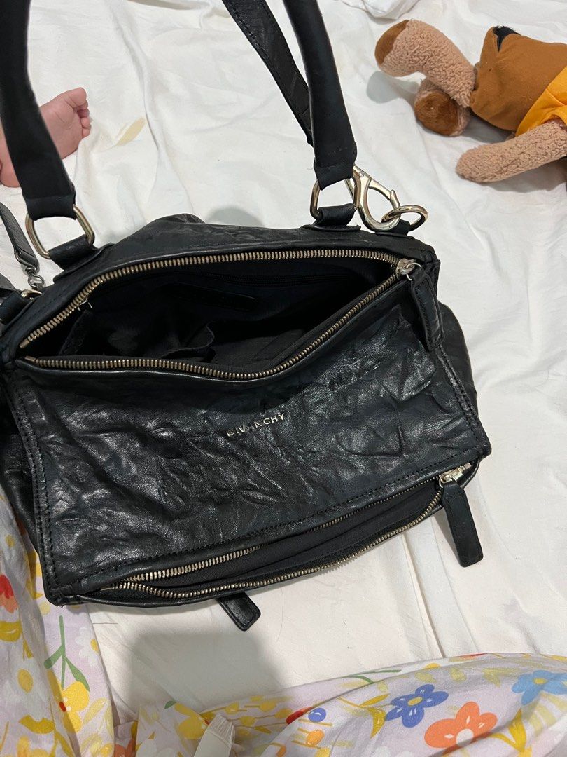 Givenchy (Category: Luxury Bags & Wallets) located in Urdaneta. Submitted by trendybg (Listing ID 1381420506, Image 3). Description: Rfs: declutter Flaws: missing letter “e” Distress leather.