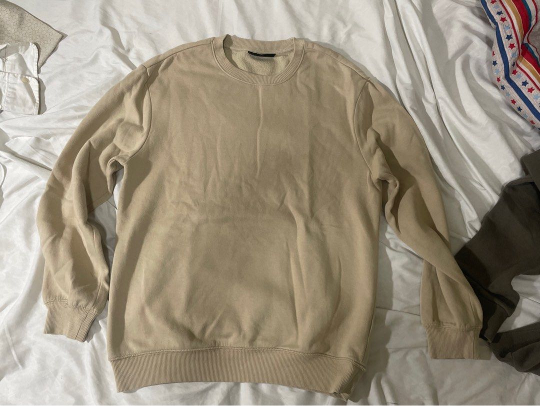 H&M Creme Crewneck Sweatshirt (Category: Hoodies) located in Cebu City. Submitted by thedanielandre (Listing ID 1381440844, Image 1). Description: .