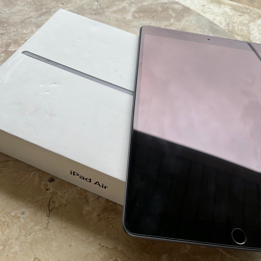 Ipad Air 3 2019 Gray 64GB Wifi (Category: iPad) located in Quezon City. Submitted by prelovedby_bnd (Listing ID 1381322584, Image 1). Description: Unit and original box + cases bought from Powermac No adapter and cord Refer to images for scratches at the back Issue: White dots on screen (common with this unit but barely noticeable) For meet up only! SM North/Trinoma/One Ayala/SM Bicutan .
