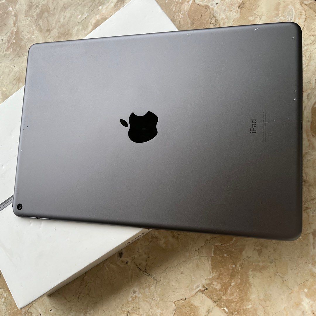 Ipad Air 3 2019 Gray 64GB Wifi (Category: iPad) located in Quezon City. Submitted by prelovedby_bnd (Listing ID 1381322584, Image 3). Description: Unit and original box + cases bought from Powermac No adapter and cord Refer to images for scratches at the back Issue: White dots on screen (common with this unit but barely noticeable) For meet up only! SM North/Trinoma/One Ayala/SM Bicutan .