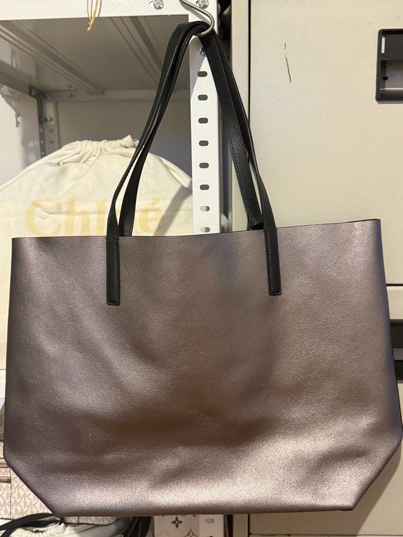 Kate Spade Arch Place Mya - Reversible Bag (Category: Tote Bags) located in Santo Tomas. Submitted by ella0726 (Listing ID 1381384083, Image 2). Description: Authentic; Bought in Europe Color: silver metallic / black Dimension: 12.4”h x 18.5”w x 6.3”d Drop length: 9” refined grain leather Unlined Open top tote Reversible Comes with removable pouch No dustbag .