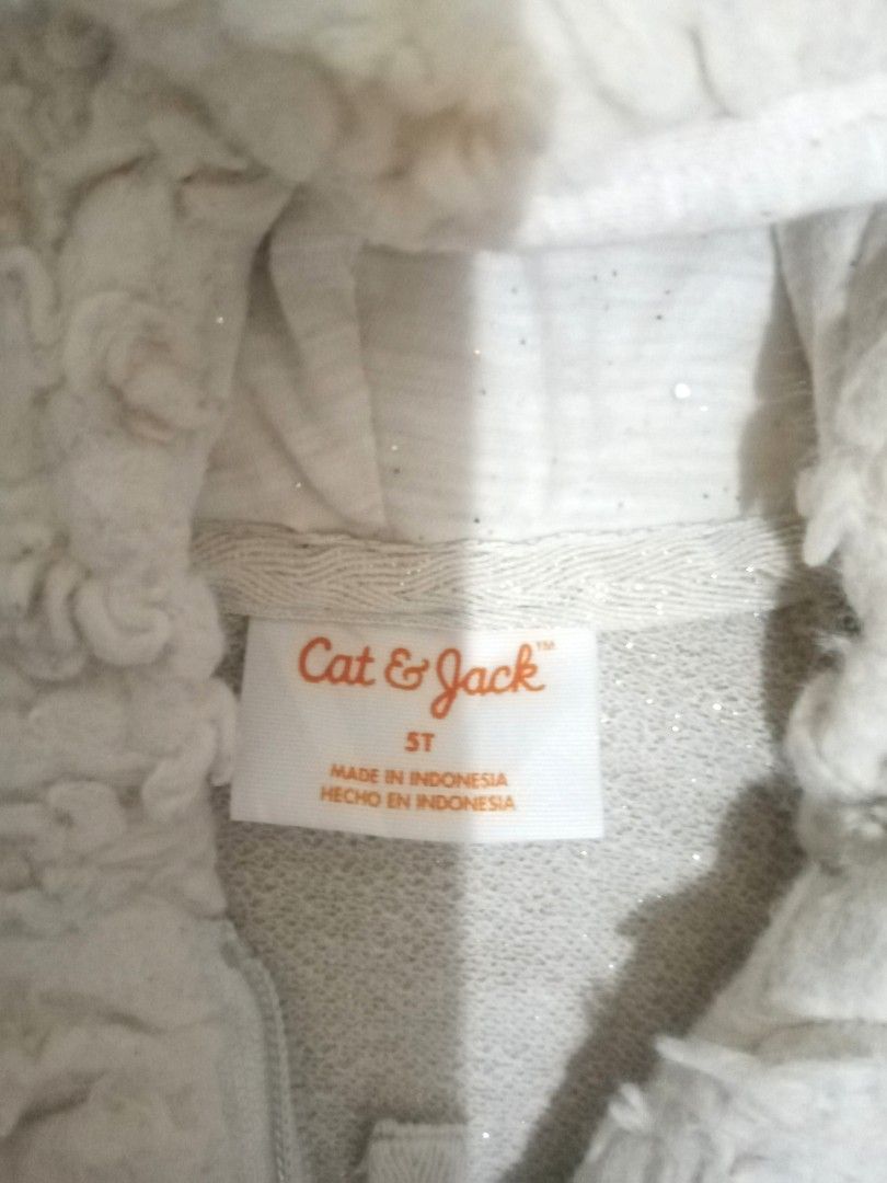 Kids Jacket (Category: Babies & Kids Fashion) located in Antipolo. Submitted by cone0812 (Listing ID 1381282630, Image 2). Description: Hoodie jacket for kids 5T on tag Brand:Cat & Jack.