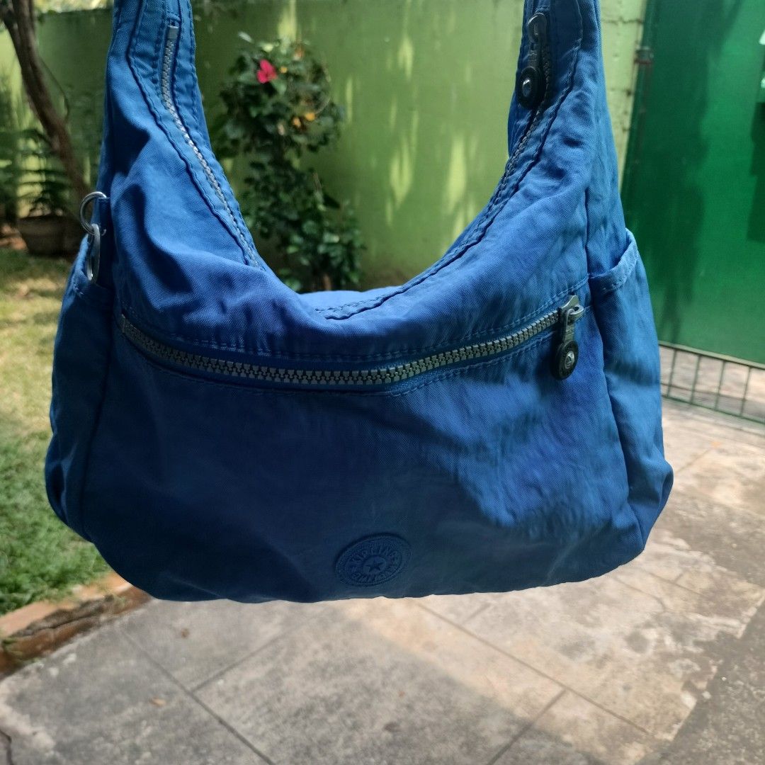 Kipling Body Bag (Category: Cross-body Bags) located in Pasig City. Submitted by hapibibiness (Listing ID 1381278062, Image 2). Description: Authentic Original Kipling thick and durable material directly from the US-bigay ng friend from Arizona keep things organized and safety features- multi pockets , zipper (working) compartment spacious.