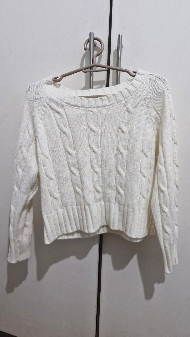 Knitted Cropped Sweater (Category: Longsleeves) located in Las Pinas. Submitted by krsty123 (Listing ID 1381421259, Image 1). Description: Knitted Cropped Sweater. Thick and high quality! size: small rfs: decluttering gcash, lalamove/jnt 📍Las Piñas City.