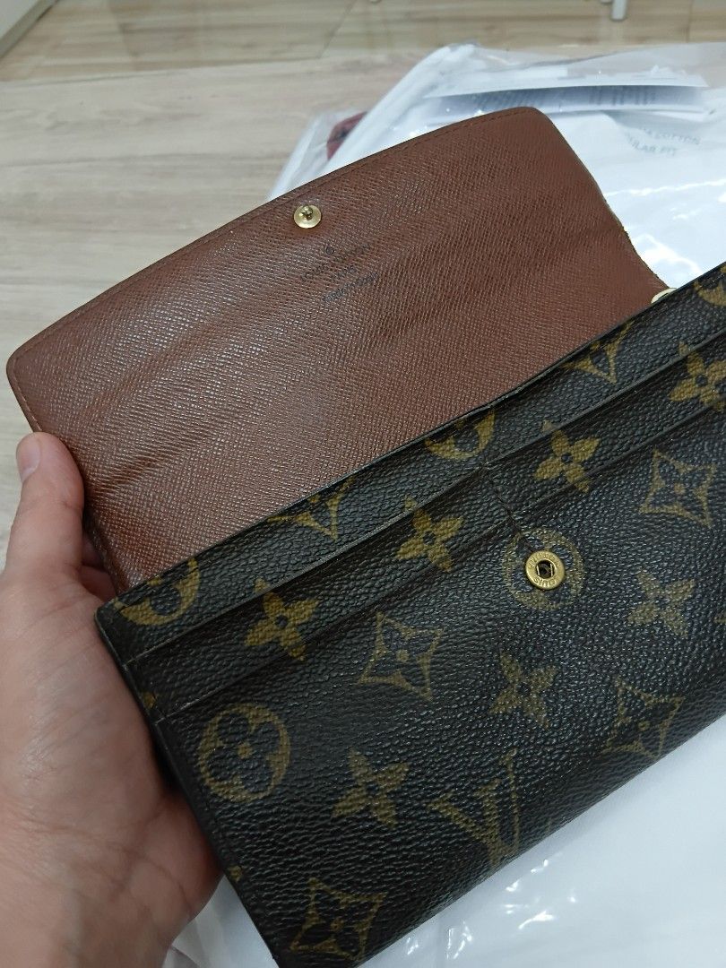 LOUIS VUITTON MONOGRAM SARAH WALLET guaranteed authentic (Category: Luxury Bags & Wallets) located in Caloocan City. Submitted by vanessabarredo (Listing ID 1381370203, Image 3). Description: BOUGHT HERE IN CAROUSELL LAST MAY RFS: UPGRADE VERY negotiable MOP GCASH SHIPPING VIA JNT, EVERY WED AND SAT ONLY.