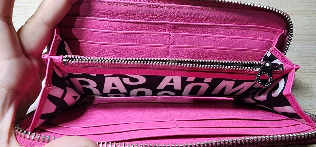 💥Marc Jacobs long wallet from HK box💥 (Category: Luxury Bags & Wallets) located in Baguio. Submitted by coffeesilvershadow_28 (Listing ID 1381394351, Image 2). Description: - From padala box - With signs of usage. Needs cleaning and restoration - Cow Leather - Baguio dropping - Jnt shipping- Payment first plus sf before shipping.
