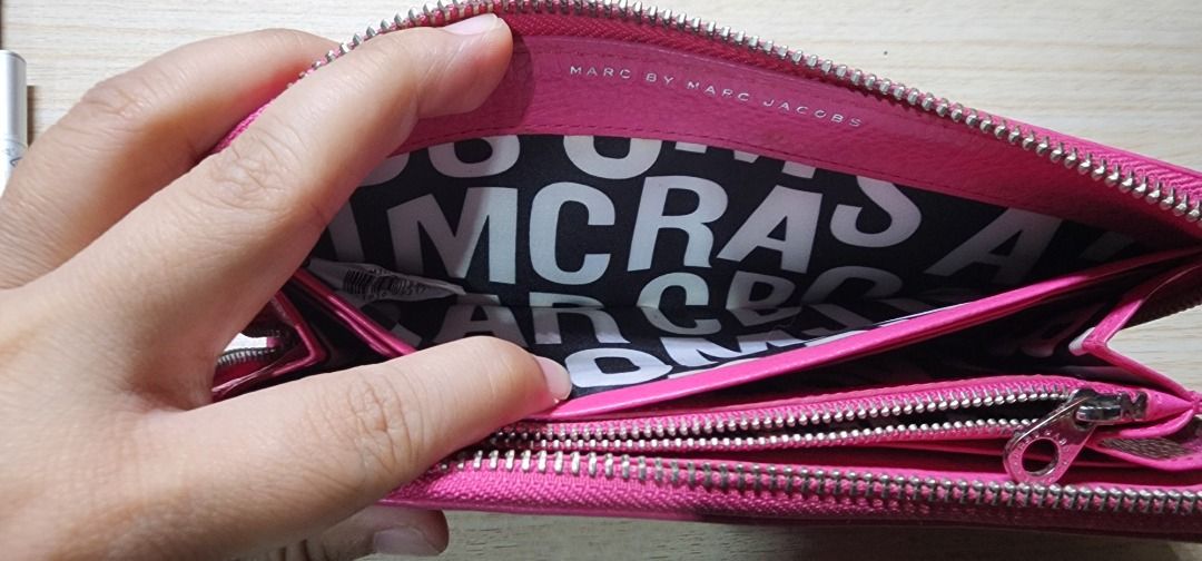 💥Marc Jacobs long wallet from HK box💥 (Category: Luxury Bags & Wallets) located in Baguio. Submitted by coffeesilvershadow_28 (Listing ID 1381394351, Image 3). Description: - From padala box - With signs of usage. Needs cleaning and restoration - Cow Leather - Baguio dropping - Jnt shipping- Payment first plus sf before shipping.