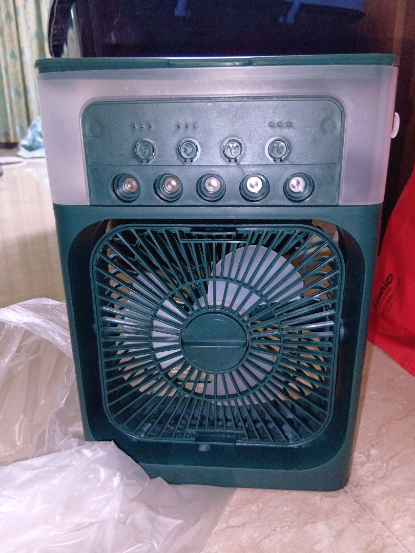 由 su557815218363 (刊登 ID 1381378729，圖片 3) 提交，位於 台北市 (Taipei) 的 Mini可制水霧風扇 (類別：風扇)，說明：。