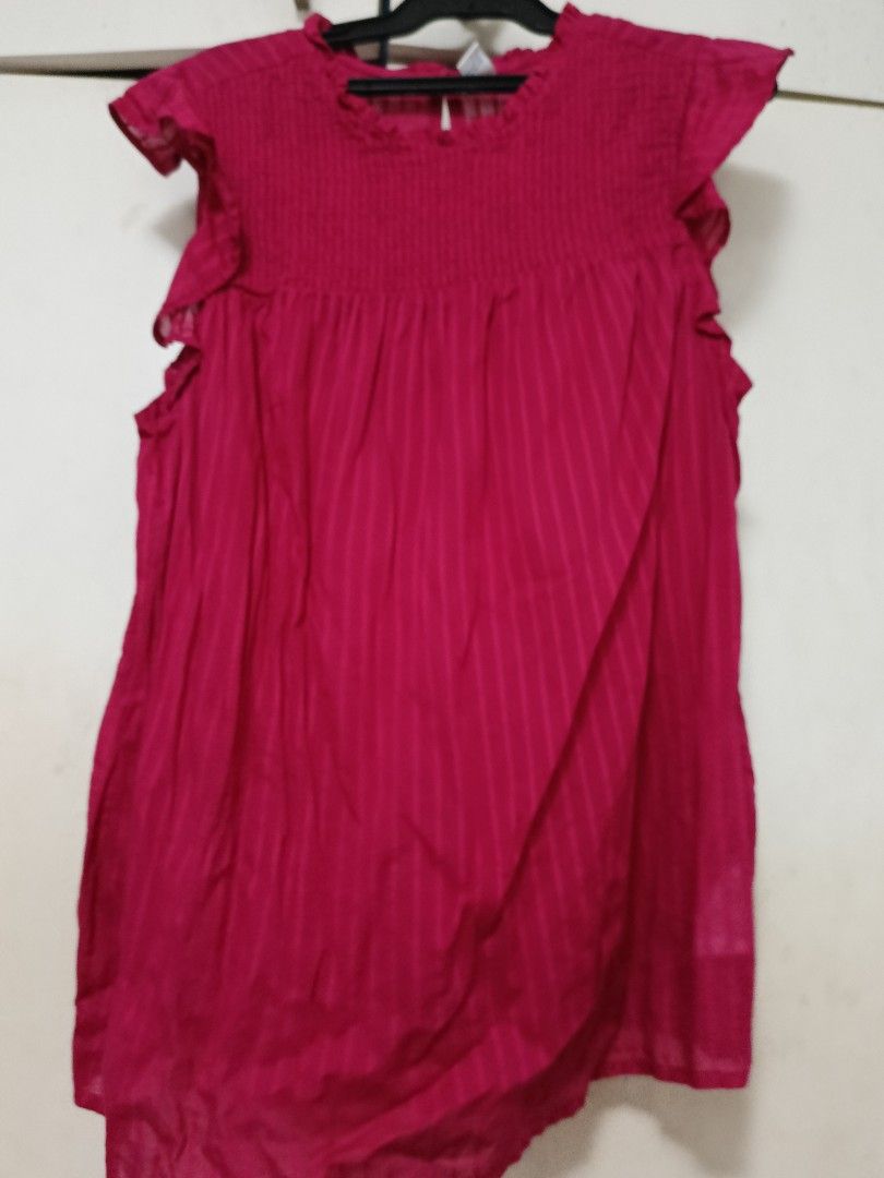 Old Navy Flutter Sleeves Top (Category: Blouses) located in Quezon City. Submitted by coco_pet (Listing ID 1381405818, Image 1). Description: .