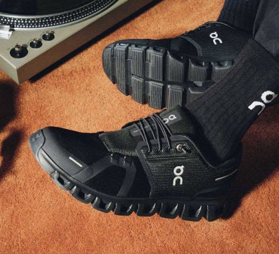 On Cloud 6 all black (Category: Sneakers) located in Manila. Submitted by stopshop26 (Listing ID 1381463074, Image 2). Description: On Cloud 6 All black Avail sizes: 9 9.5 10 10.5 11.