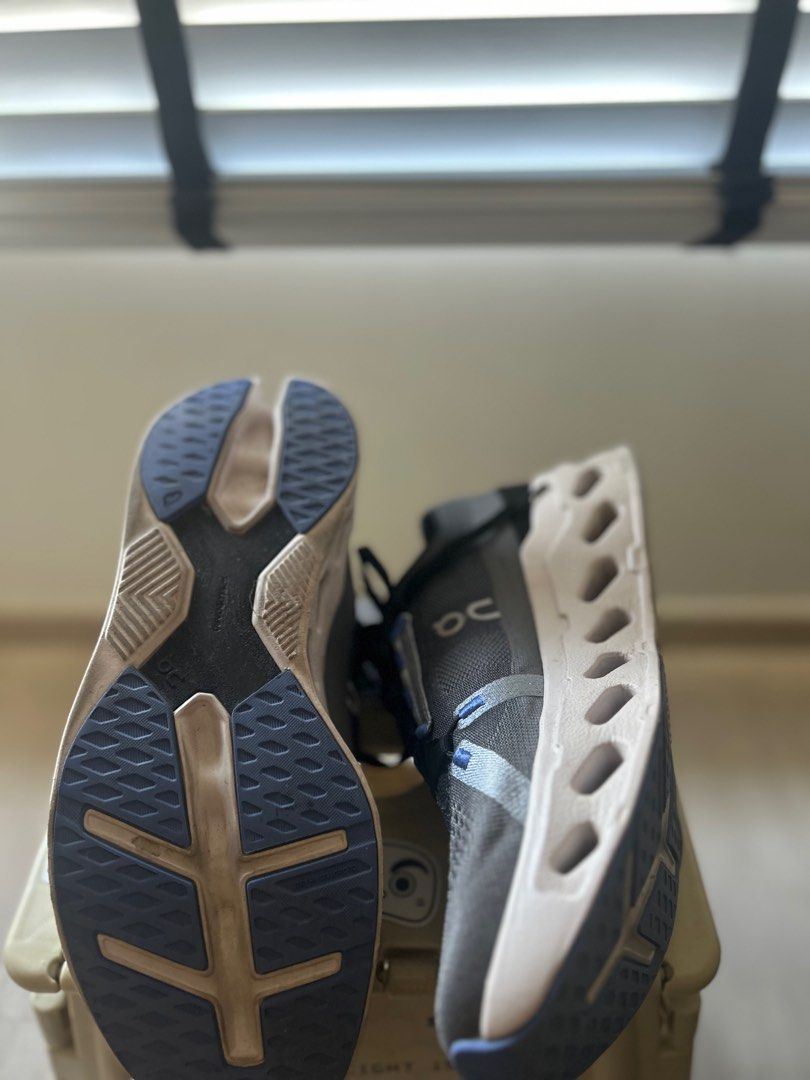 On cloud Eclipse (Category: Sneakers) located in Singapore. Submitted by croissantdealer (Listing ID 1381302561, Image 3). Description: Lightly used On Cloud eclipse running shoes condition 9/10 no box .