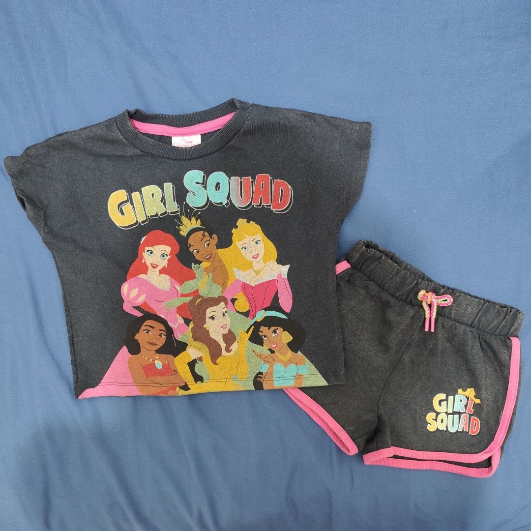 ORI Disney Princess Black Wash Setelan Pendek (Kategori: 1 hingga 3 tahun) berada di Bekasi. Dikirim oleh ladynita (ID iklan 1381322215, Gambar 1). Deskripsi: NEW✨ Minus no tag price krn udh dilepas Kelupaan dipake keburu kekecilan Size 2 th LD 36 cm, pjg baju 34 cm LP 22-30 cm , pjg celana 21 cm Model bajunya oversize makanya LD nya besar Warna nya hitam tp agak wash gitu ya aslinya (kayak model baju² Zara), cakeppp pokoknya 😍.