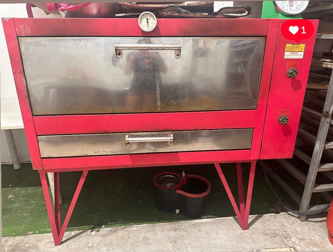 Oven for 8 trays (Category: Bakeware) located in Quezon City. Submitted by king_georgia (Listing ID 1381431958, Image 1). Description: NO ISSUE.