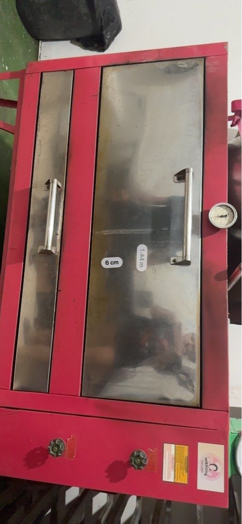Oven for 8 trays (Category: Bakeware) located in Quezon City. Submitted by king_georgia (Listing ID 1381431958, Image 3). Description: NO ISSUE.