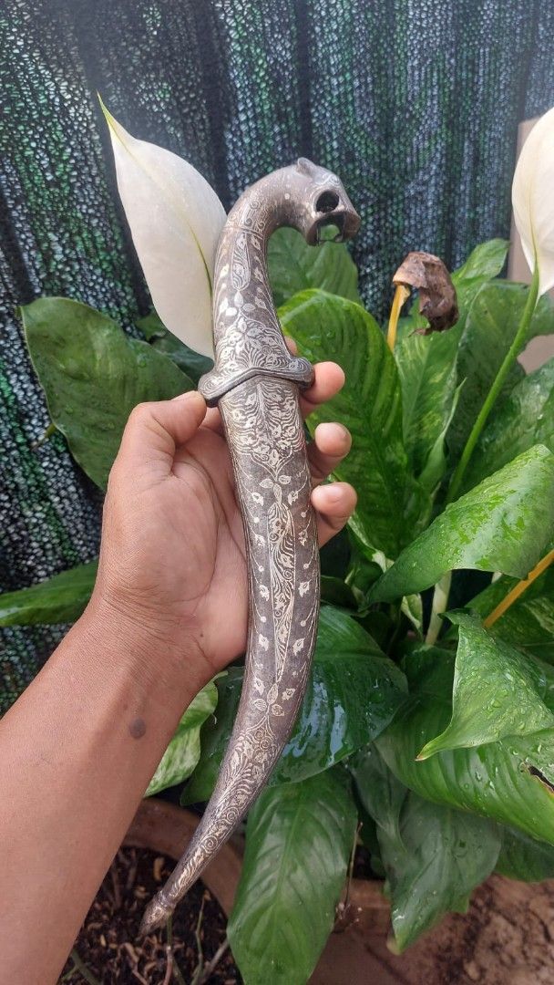 pedang mini antik damaskus (Kategori: Pajangan Antik) berada di Tangerang. Dikirim oleh putumbahsuro1 (ID iklan 1381439197, Gambar 3). Deskripsi: pedang mini antik damaskus panjang 37 cm siap dipajang dikoleksi.