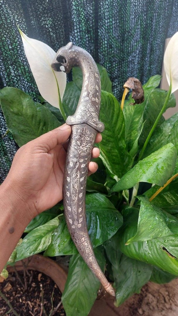 pedang mini antik damaskus (Kategori: Pajangan Antik) berada di Tangerang. Dikirim oleh putumbahsuro1 (ID iklan 1381439197, Gambar 1). Deskripsi: pedang mini antik damaskus panjang 37 cm siap dipajang dikoleksi.