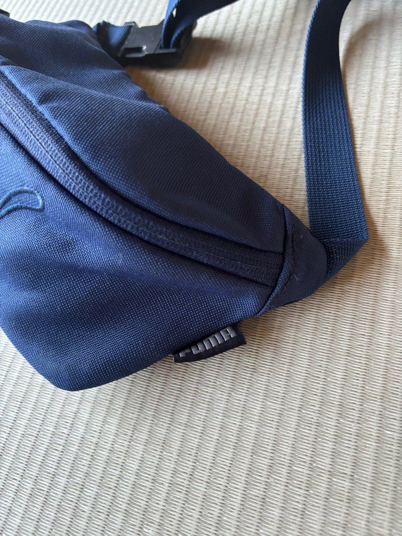 由 mango8858 (刊登 ID 1381445817，圖片 3) 提交，位於 台南市 (Tainan) 的 PUMA 藍色 繡線logo腰包 (類別：腰包、手拿包)，說明：PUMA 藍色繡線logo腰包 物況 9.5 新 尺寸 約上寬23 下寬18高度9.5蓋子厚7.5cm 運動 出門休閒都適合 。