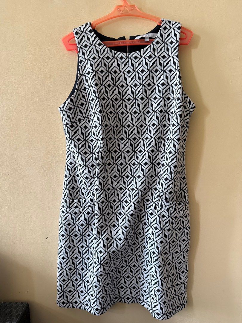 Red Herring patterned office shift dress (Category: Dresses) located in Manila. Submitted by daisydeclutters (Listing ID 1381349978, Image 1). Description: Patterned office shift dress. Best fits S-M. Super flattering. Thick but comfy and breathable cloth.