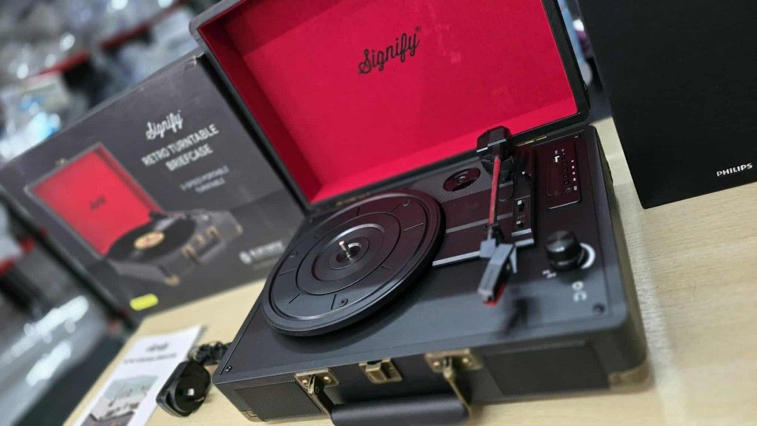 RETRO TURNTABLE BRIEFCASE (Category: Portable Music Players) located in Bulacan. Submitted by iamvanillapeach (Listing ID 1381309356, Image 3). Description: Actual photos are posted. Almost new. With 30 days service warranty. You can try in actual if pick uo. We can deliber nationwide. 📩.