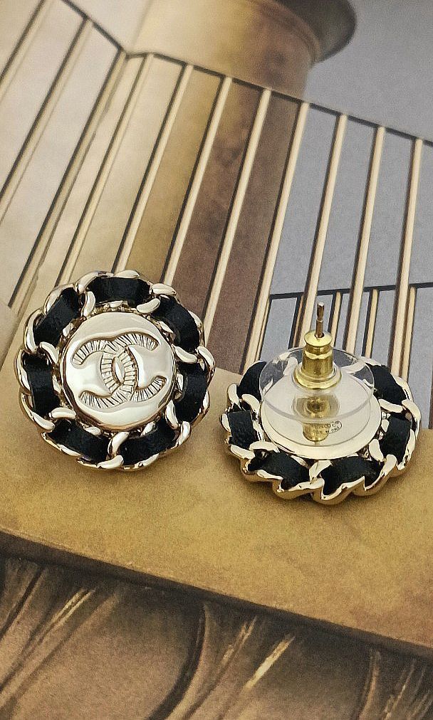 Sale Chanel Earrings (Category: Luxury Accessories) located in Paranaque City. Submitted by par18 (Listing ID 1381331693, Image 3). Description: Chanel 2025 Cruise collection. slighly deformed pin. won't affect usage ☺️ earrings only Last price🫶.