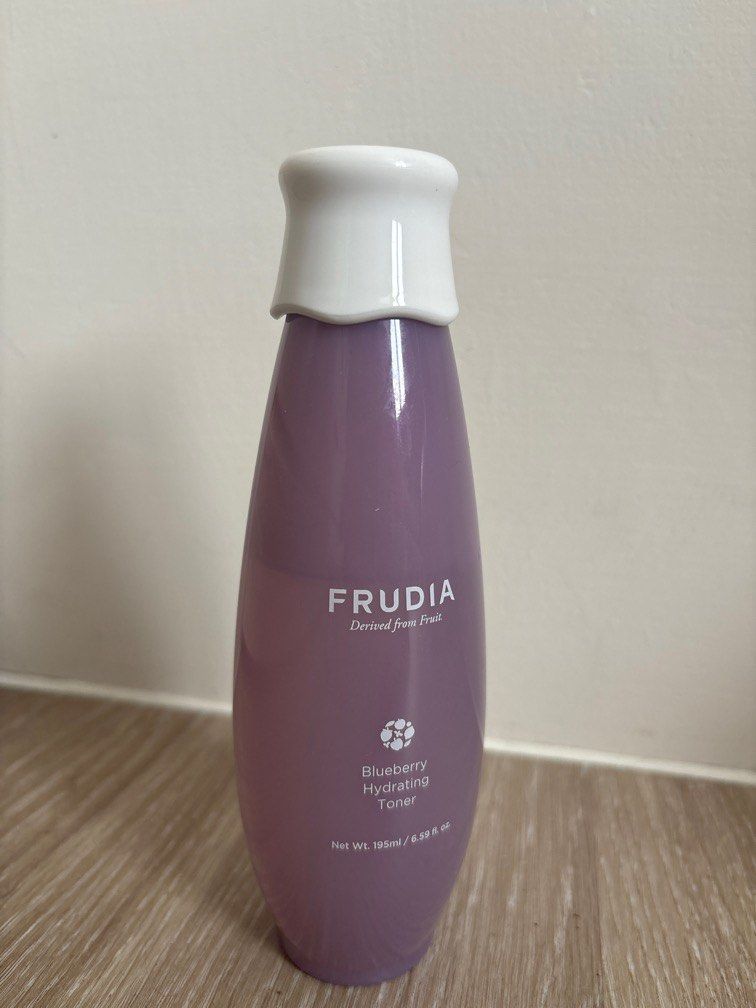 由 lululuss (刊登 ID 1381320451，圖片 2) 提交，位於 新北市 (New Taipei) 的 ❗️SALE買一送一❗️FRUDIA望莓止渴 藍莓補水調理露 (類別：護膚、清潔產品)，說明：有更適合我的保養品 還有2/3的用量 詳細商品內容 圖中均有放 僅此一罐 ❗️年末大出清 ❗️ 正韓商品限時均一價（就沒有買一送一囉） 活動期間滿$1000免運 送小禮🎁🎁🎁（隨機出貨） 👉🏻商品售出後無退換貨！ 👉🏻已出清為主～所以不換物呦～ 👉🏻因遇到太多棄標客👊🏻本賣場沒有配合超商貨到付款 下標前請三思!！！^_^ 👉🏻先匯款後出貨 超級大出清就沒有開放s貨到付款❗️。
