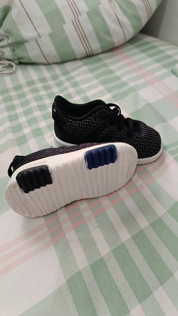 Sepatu Adidas bayi 11cm (Kategori: Baju Bayi) berada di Pamulang. Dikirim oleh mondaepreloved (ID iklan 1381286946, Gambar 2). Deskripsi: masih baru bgttt tp boxnya udh dibuang kyknya gapernah dipakai karena anaknya gasuka pake sepatu sampe akhirnya gamuat insole 11cm yaaa beli di sport station.