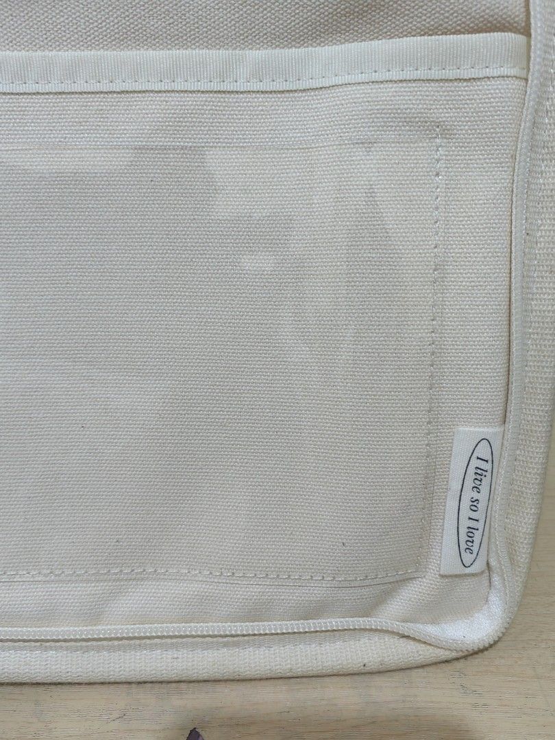 Tablet/Ipad Sleeve Bag (Category: Laptop Bags & Sleeves) located in Makati City. Submitted by prelovedtreatedwithlove (Listing ID 1381429189, Image 3). Description: Material : Canvass Condition : Excellent just need wash Brand : I live so I love.