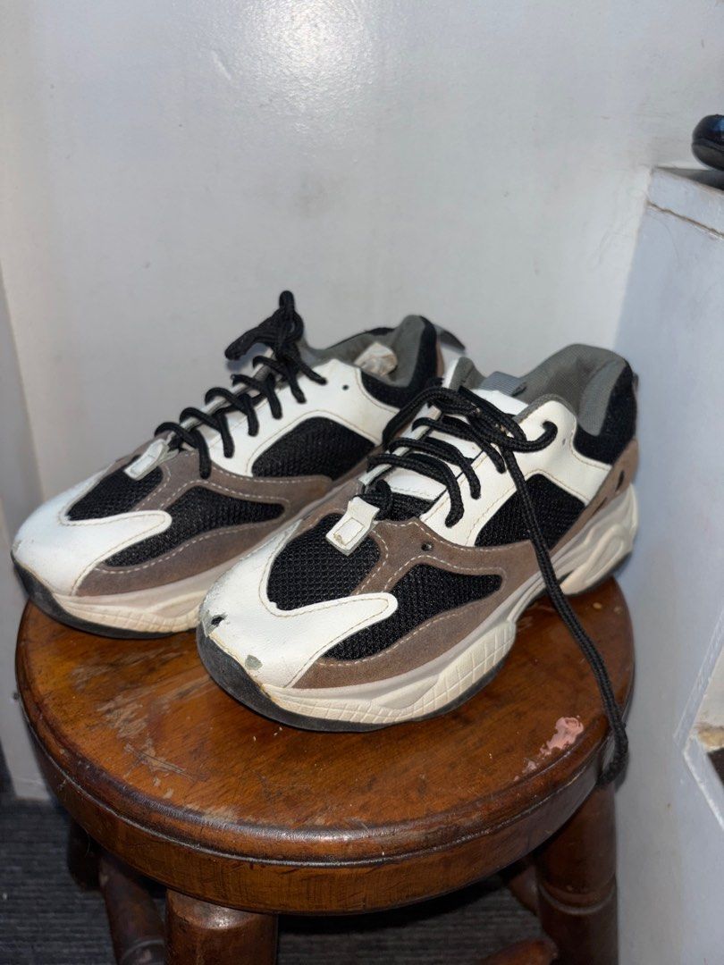 TAKE ALL SHOES FOR ONLY 499 (Category: Sneakers) located in Makati City. Submitted by lydeclutter28 (Listing ID 1381456373, Image 1). Description: MAKE READING A HABIT: Personally owned NOT UKAY With flaws Loc: Makati No box Negotiable .