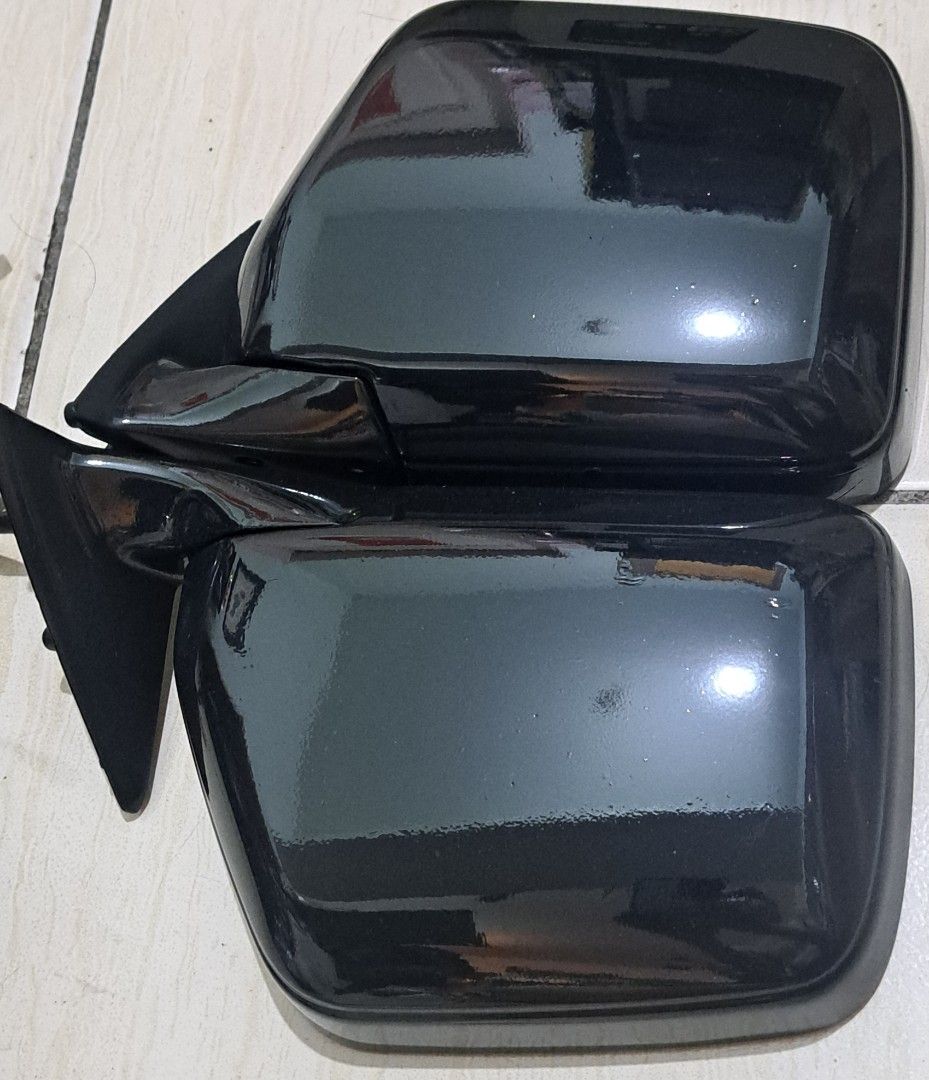 由 rrrrr050148046 (刊登 ID 1381407965，圖片 1) 提交，位於 台北市 (Taipei) 的 Toyota 瑟夫 社福 後視鏡一對 (類別：汽機車零配件)，說明：如圖所示 良品 電動。