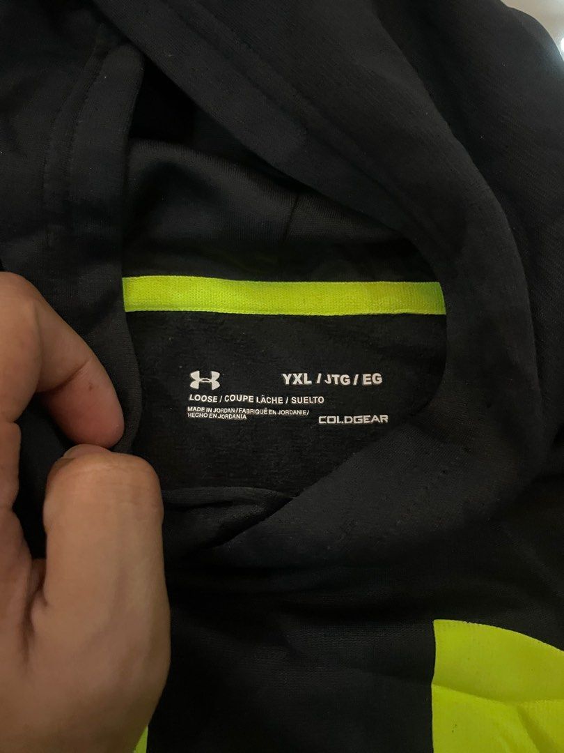 Under Armour Hoodie Black&Green (Category: Hoodies) located in Malasiqui. Submitted by dmfinds (Listing ID 1381389932, Image 3). Description: YXL on tag L: 25.5 W: 19 Excellent Condition.