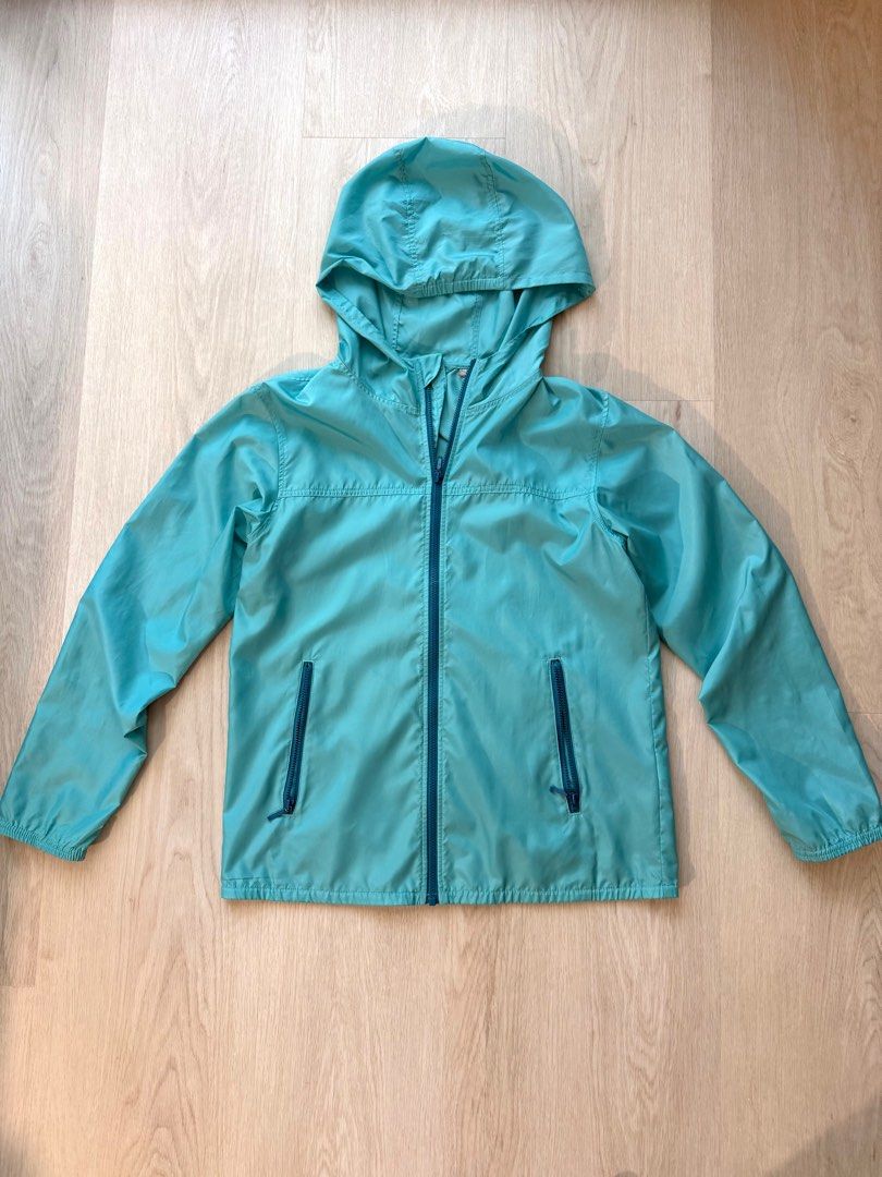 由 cokebaby99 (刊登 ID 1381311262，圖片 1) 提交，位於 台北市 (Taipei) 的 UNIQLO 兒童防風防曬輕薄外套 150cm (類別：嬰兒及兒童流行時尚)，說明：UNIQLO 兒童防風防曬輕薄外套 150cm 衣長57 cm肩寬38cm。