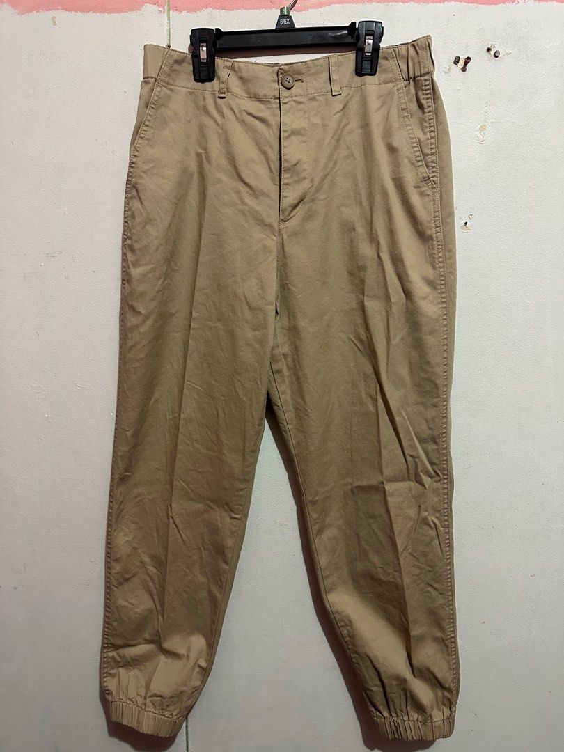 UNIQLO PANTS UNISEX (Category: Other Bottoms) located in San Juan City. Submitted by kc.collection (Listing ID 1381387642, Image 1). Description: Size: Large No flaws .