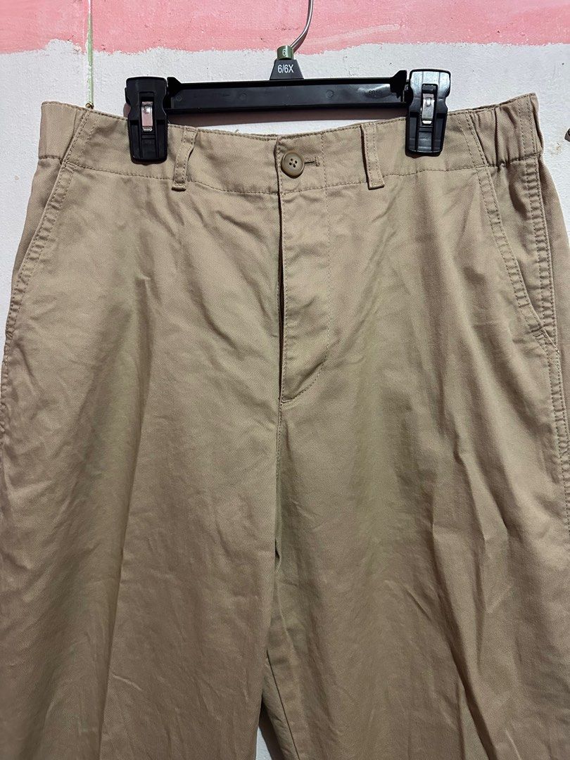 UNIQLO PANTS UNISEX (Category: Other Bottoms) located in San Juan City. Submitted by kc.collection (Listing ID 1381387642, Image 2). Description: Size: Large No flaws .