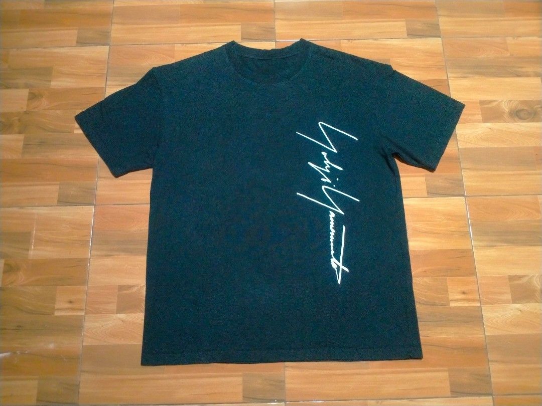 YOHJI YAMAMOTO T-SHIRT (Category: Tshirts & Polo Shirts ) located in Nabua. Submitted by supermix5119 (Listing ID 1381280862, Image 1). Description: Yohji Yamamoto T-shirt Fit Large Length:29 Width:22 Excellent Condition No Issue 9/10 400+Sf.