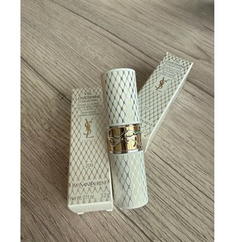 由 reneesen (刊登 ID 1381341538，圖片 2) 提交，位於 桃園市 (Taoyuan) 的 特價！全新正品現貨秒出‼️YSL 聖誕限定情挑誘光水唇膏 (類別：唇部彩妝、保養)，說明：全新‼️ YSL 聖誕限定版 顏値超高 限定的唇膏外殼真的豪美🥰 冠軍人氣色#201奶茶裸粉色 覆盆子#209玫瑰紅帶細閃粉（顯白閃光聖品） 可面交（桃園或蘆竹區）。