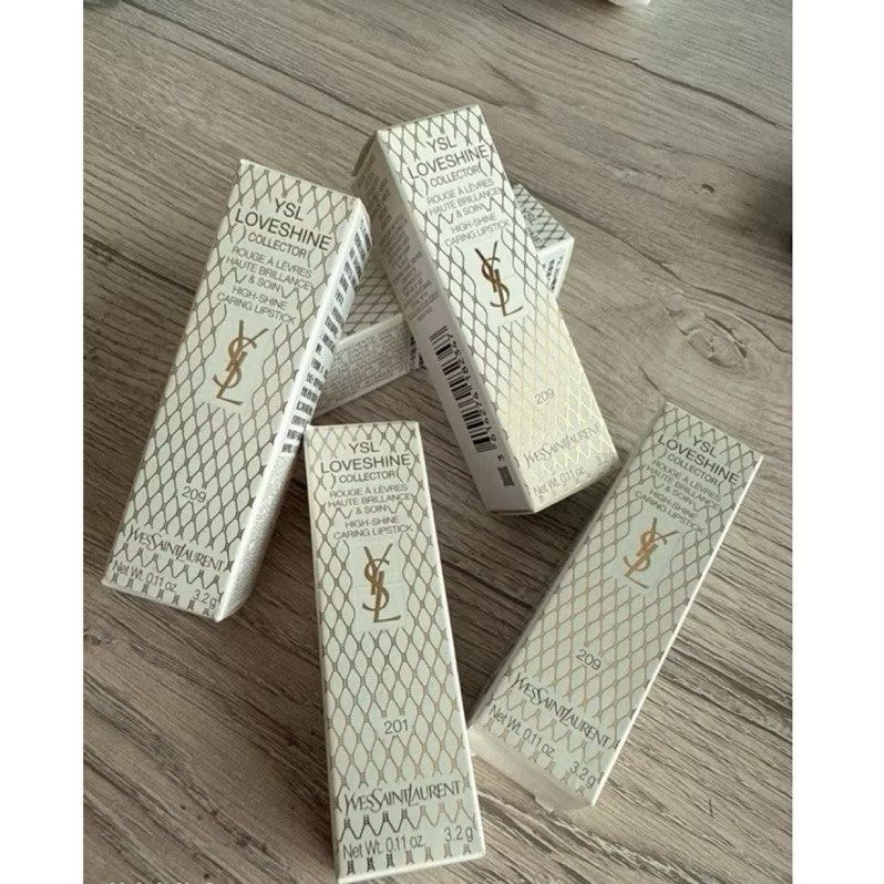 由 reneesen (刊登 ID 1381341538，圖片 1) 提交，位於 桃園市 (Taoyuan) 的 特價！全新正品現貨秒出‼️YSL 聖誕限定情挑誘光水唇膏 (類別：唇部彩妝、保養)，說明：全新‼️ YSL 聖誕限定版 顏値超高 限定的唇膏外殼真的豪美🥰 冠軍人氣色#201奶茶裸粉色 覆盆子#209玫瑰紅帶細閃粉（顯白閃光聖品） 可面交（桃園或蘆竹區）。