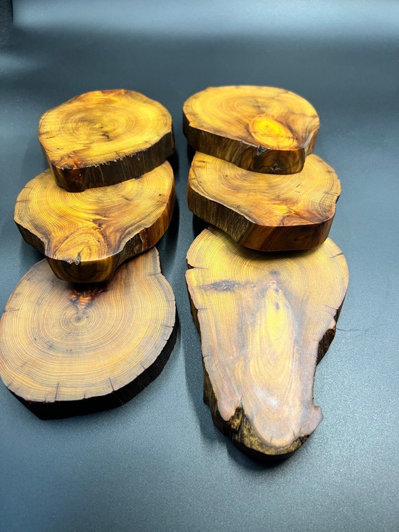 由 fupinxuan (刊登 ID 1381518037，圖片 3) 提交，位於 高雄市 (Kaohsiung) 的 126台灣高山肖楠重油油釘杯墊擺件（六塊）。 (類別：花瓶園藝)，說明：台灣高山肖楠重油油釘杯墊擺件（六塊）。 重量627公克，長11公分，寬9.5，厚1.7公分x6塊。 重油油線紋路漂亮，材質溫潤，年輪綿密，物件已經放置一段時間，材質穩定，味道黑糖味濃郁香醇，未上漆只上護木蠟保養，天然木難免有裂痕、瑕疵，雞爪紋、坑洞完美主義者請三思！適合當擺件聞香或杯墊，值得收藏。。