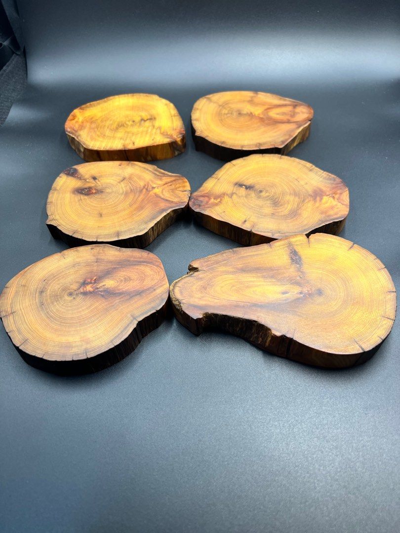 由 fupinxuan (刊登 ID 1381518037，圖片 2) 提交，位於 高雄市 (Kaohsiung) 的 126台灣高山肖楠重油油釘杯墊擺件（六塊）。 (類別：花瓶園藝)，說明：台灣高山肖楠重油油釘杯墊擺件（六塊）。 重量627公克，長11公分，寬9.5，厚1.7公分x6塊。 重油油線紋路漂亮，材質溫潤，年輪綿密，物件已經放置一段時間，材質穩定，味道黑糖味濃郁香醇，未上漆只上護木蠟保養，天然木難免有裂痕、瑕疵，雞爪紋、坑洞完美主義者請三思！適合當擺件聞香或杯墊，值得收藏。。