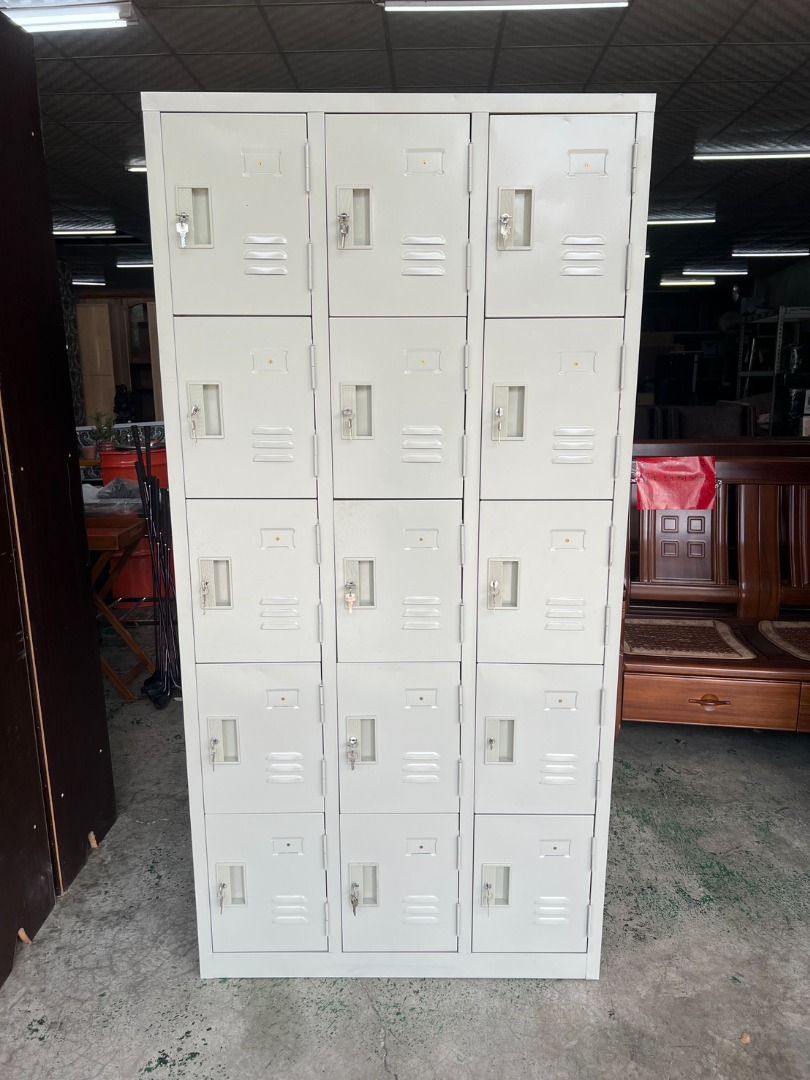 由 abt3399 (刊登 ID 1381544833，圖片 1) 提交，位於 台中市 (Taichung) 的 【全國二手傢具】九成新員工15格置物櫃＊付鑰匙＊/辦公櫥櫃/二手辦公家具/員工櫃/二手員工櫃/15格員工櫃 (類別：書櫃、櫃子)，說明：【商品介紹】九成新員工15格置物櫃＊付鑰匙＊ 【尺寸】89長52寬180高(CM) 賣場商品多為二手、零碼展示、工廠庫存、NG商品，商品頁面皆會標示。 因網路商店及實體門市同步販售，購買前請先確認商品有無存貨。 下標前請先確認商品尺寸、材質、狀況，以及是否符合個人需求，避免造成不必要的糾紛。 二手商品多少會有使用痕跡，請勿以新品標準檢視，若對商品有任何疑慮，歡迎於訊息中提出。 商品價格皆不含運費，運費依地區、樓層而定，下標前務必詢問清楚，以免耽誤後續作業。 賣場商品目前皆委外運送，如需運送至外縣市，需配合司機車趟及時間。 下標即表示同意賣場規定，任何問題都可提出，勿以評價作為溝通橋樑。 商品照片雖為實品拍攝，但有些細微處可能無法完整呈現，商品