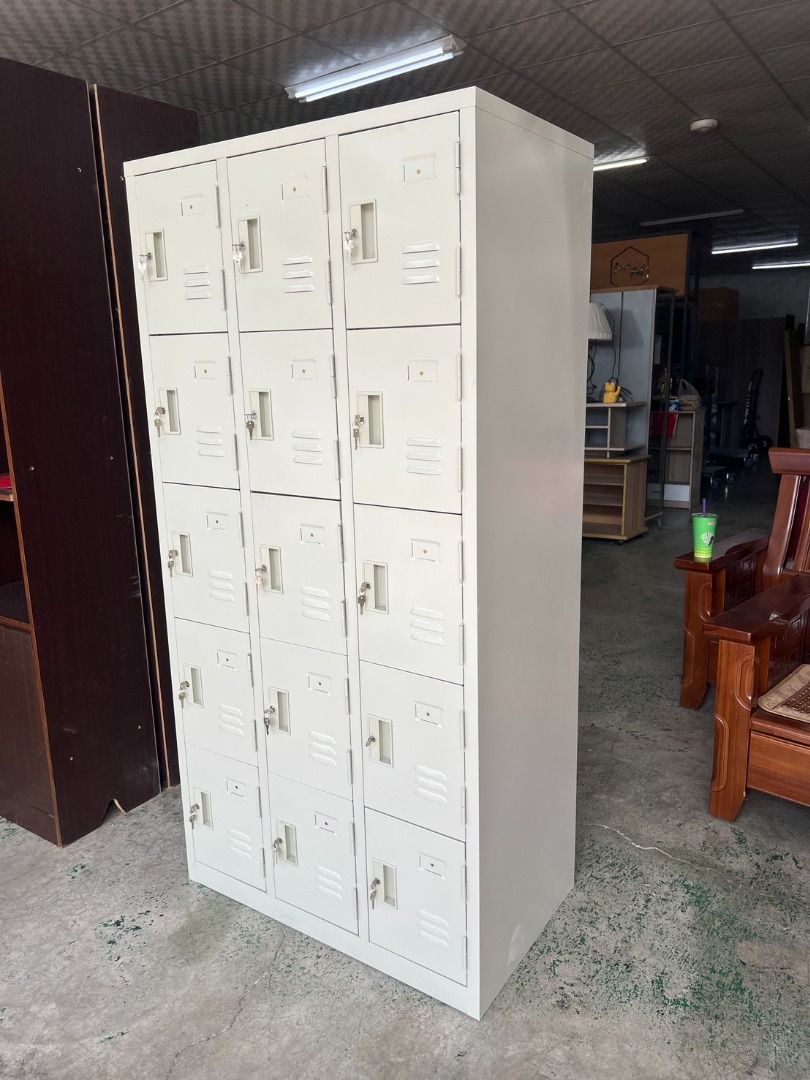 由 abt3399 (刊登 ID 1381544833，圖片 2) 提交，位於 台中市 (Taichung) 的 【全國二手傢具】九成新員工15格置物櫃＊付鑰匙＊/辦公櫥櫃/二手辦公家具/員工櫃/二手員工櫃/15格員工櫃 (類別：書櫃、櫃子)，說明：【商品介紹】九成新員工15格置物櫃＊付鑰匙＊ 【尺寸】89長52寬180高(CM) 賣場商品多為二手、零碼展示、工廠庫存、NG商品，商品頁面皆會標示。 因網路商店及實體門市同步販售，購買前請先確認商品有無存貨。 下標前請先確認商品尺寸、材質、狀況，以及是否符合個人需求，避免造成不必要的糾紛。 二手商品多少會有使用痕跡，請勿以新品標準檢視，若對商品有任何疑慮，歡迎於訊息中提出。 商品價格皆不含運費，運費依地區、樓層而定，下標前務必詢問清楚，以免耽誤後續作業。 賣場商品目前皆委外運送，如需運送至外縣市，需配合司機車趟及時間。 下標即表示同意賣場規定，任何問題都可提出，勿以評價作為溝通橋樑。 商品照片雖為實品拍攝，但有些細微處可能無法完整呈現，商品