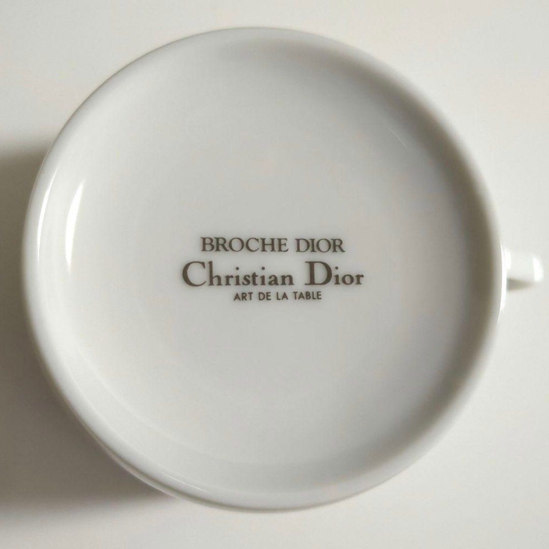 由 second-hand_shop (刊登 ID 1381463689，圖片 3) 提交，位於 台北市 (Taipei) 的 原價3萬5🇯🇵Christian Dior正品 5碟5杯 茶杯組 迪奧 日本限定 馬克杯 骨瓷 杯子 全新未使用 Wedgwood (類別：水杯、水壺)，說明：自己從日本扛回來的 日本 Christian Dior 實體店購入正品 一組(1碟1杯)原價就要3萬5日幣（7千台幣） 整組(5碟5杯)買下來是17萬5日幣 已絕版 當時限量超難買 非常有收藏價值 看到其他賣家2碟1杯賣5065（圖5、6） 我是1碟1杯賣2280含運（有5組） 加上現在台灣DIOR專櫃漲到任何一個杯子都破萬 真的買到賺到 其實捨不得賣 但又沒地方放😂😂 可能突然不賣了就下架 請見諒🤣。