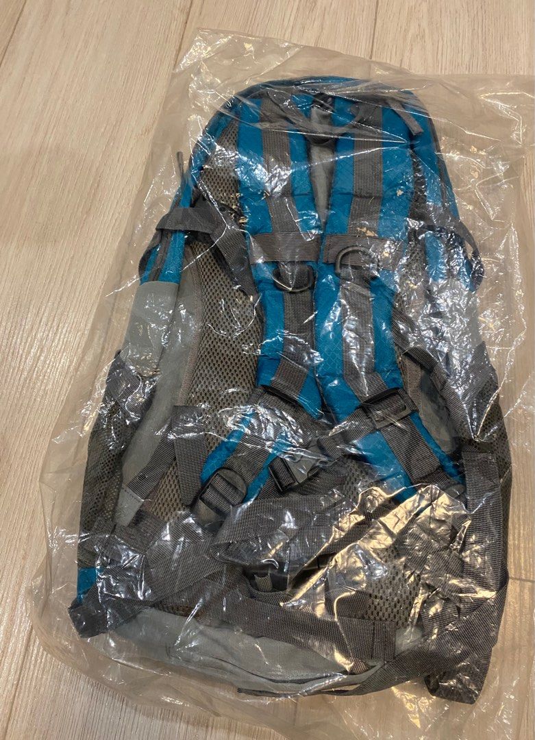 由 wu0931667 (刊登 ID 1381610253，圖片 2) 提交，位於 新竹市 (Hsinchu City) 的 犀牛牌/登山背包/35L/藍綠色 (類別：健行及露營)，說明：。