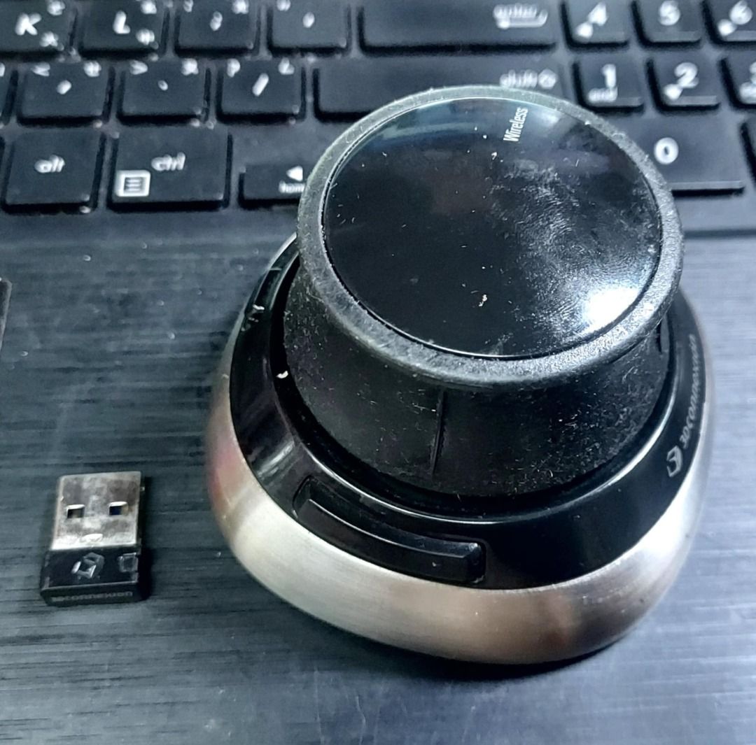 由 myplace228 (刊登 ID 1381636549，圖片 1) 提交，位於 新北市 (New Taipei) 的 3Dconnexion SpaceMouse 3D滑鼠 中古2手 (類別：電腦滑鼠及相關產品)，說明：3Dconnexion SpaceMouse 3D滑鼠 中古2手 Wireless 無線 3DX-600044 功能正常 主機 + 接收器 ◆無線技術：2.4GHz無線，鋰離子充電池 ◆接口類型：Micro-USB連接，同時進行充電和資料處理 ◆尺寸：L78xW78xH53mm ◆重量：450公克 ◆安規認證：CE, FCC (Class B), BSMI, KCC, WEEE, WHQL, NCC ✅ 物件現況出售，依現貨拍照刊登，沒修圖，多少因角度，反光，因顯示色差，平台壓縮畫質等 ✅ 大品牌可自已先搜尋了解更多，規格/效用/原訂價 🈶 如為早期、2手物品、業餘愛好、長期儲存壓箱收藏的物品， 有些雖新，但不如現流新品，難免有歲月、或使用、折舊等痕跡，恕無法細述