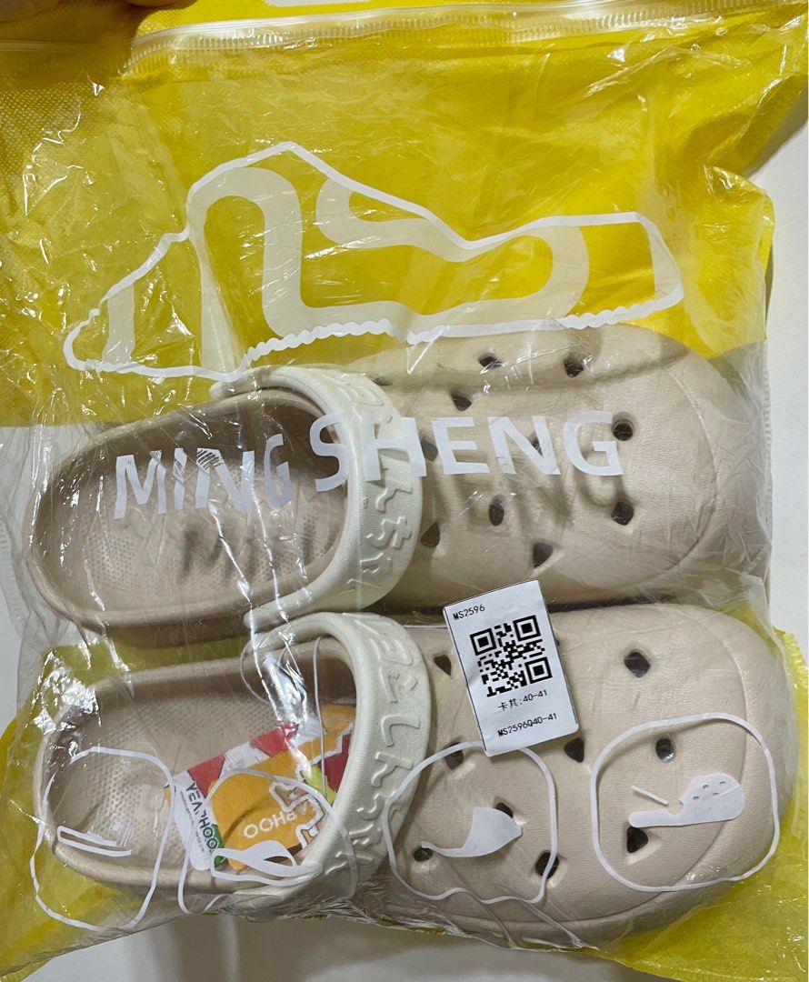 由 jean332633 (刊登 ID 1381610978，圖片 3) 提交，位於 台北市 (Taipei) 的 剩1#全新正版授權-蠟筆小新矽膠洞洞拖鞋/卡其色40-41 (類別：浴室、廚房用品配件)，說明：。