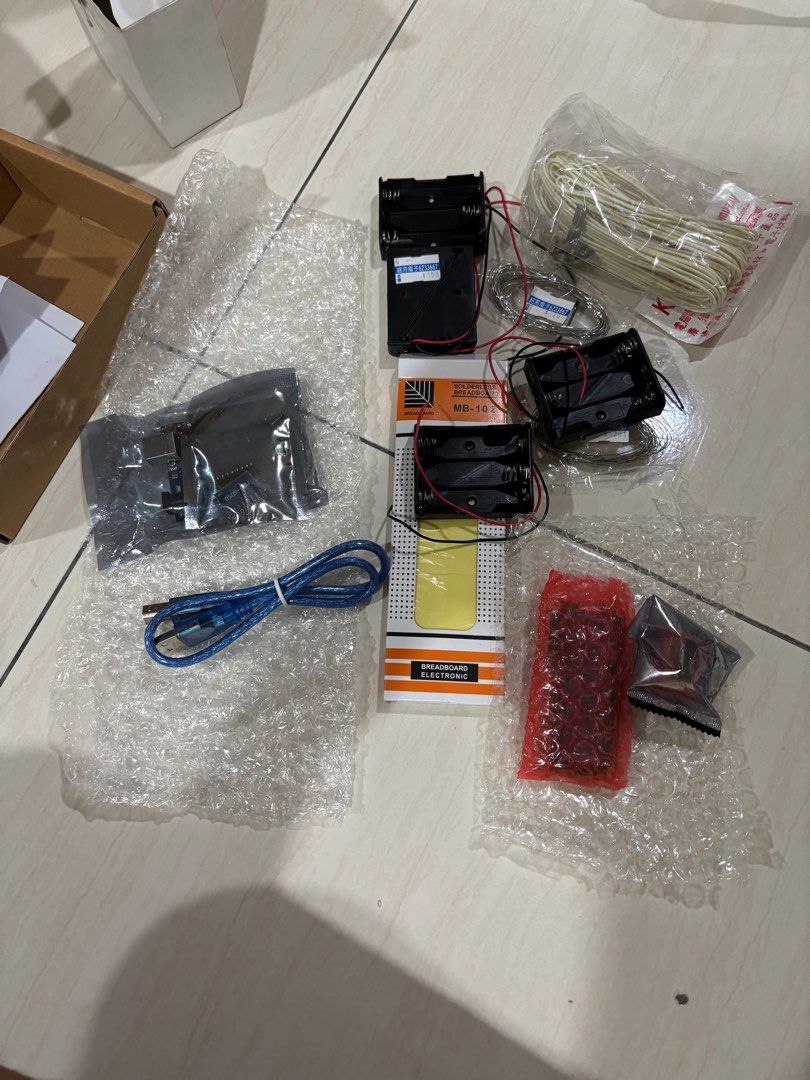 由 wsxqaz598729129 (刊登 ID 1381531046，圖片 1) 提交，位於 高雄市 (Kaohsiung) 的 高中沒用到的電子材料 (類別：其他電腦及電子周邊產品)，說明：可議價 在高雄地區可面交 這些是原本高中要做arduino的材料 不過因為太忙沒時間做這個專案就變廢案了 所以基本上都沒用過 在整理空間的時候意外翻到的 。