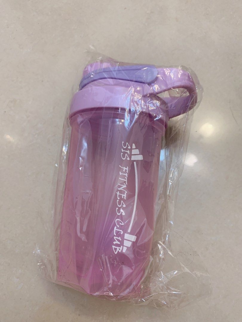 由 ininmcmcmc1997 (刊登 ID 1381629857，圖片 1) 提交，位於 台北市 (Taipei) 的 蛋白粉專用水壺 (類別：其他運動配件)，說明：全新，500ml 背面有刻度。