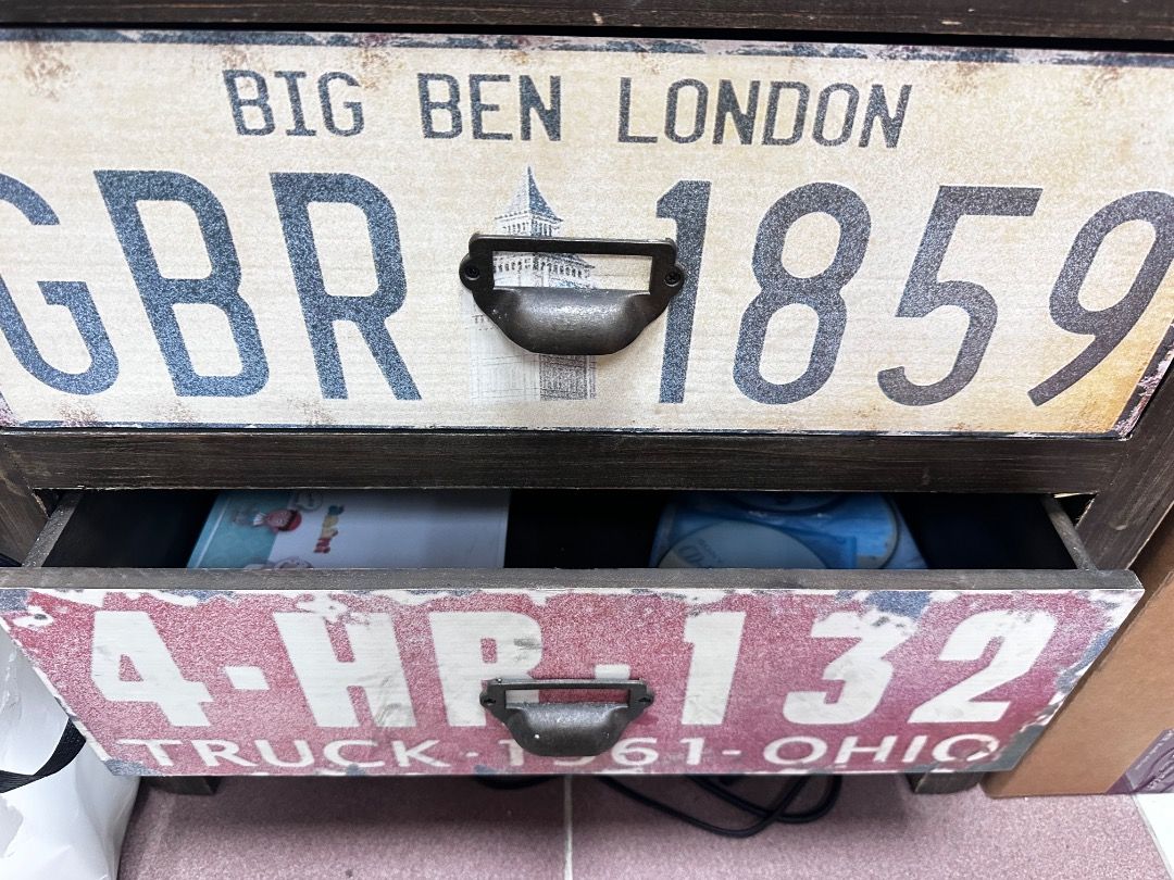 由 domaemma05491 (刊登 ID 1381501879，圖片 2) 提交，位於 台北市 (Taipei) 的 美式工業復古 中古三層櫃 (類別：書櫃、櫃子)，說明：長57cm 寬33cm 高75cm 抽屜不好開了 不順，最下層抽屜只能開圖三寬度，價格已經反應在賣價。 限自取（嘉義市民樂街和民國路口） 。